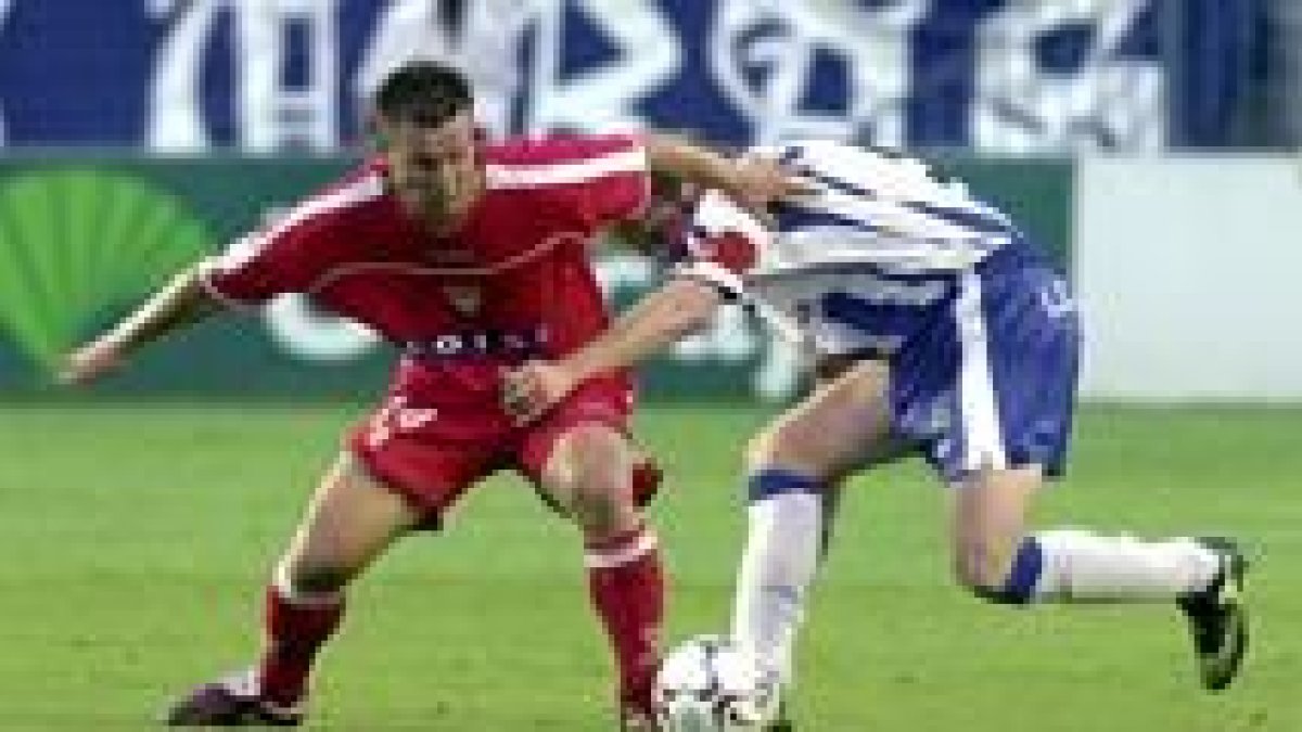 Roteta y Antoñito pugnan por un balón en un momento del partido disputado ayer en La Rosaleda