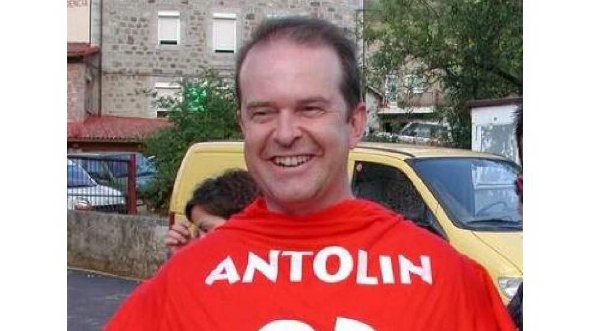 Luis Cembranos, ex entrenador del Huracán Z, y Antolín Gonzalo, el nuevo técnico, en una imagen de a