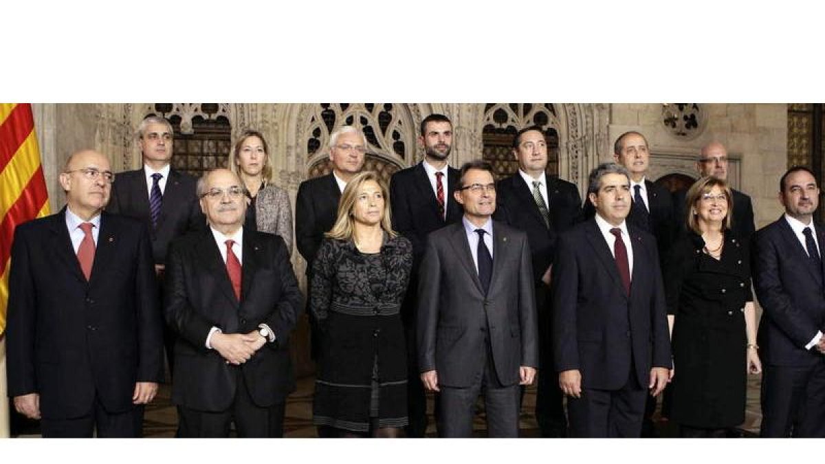 Artur Mas posa ayer en el salón Sant Jordi del Palau de la Generalitat con su nuevo equipo.