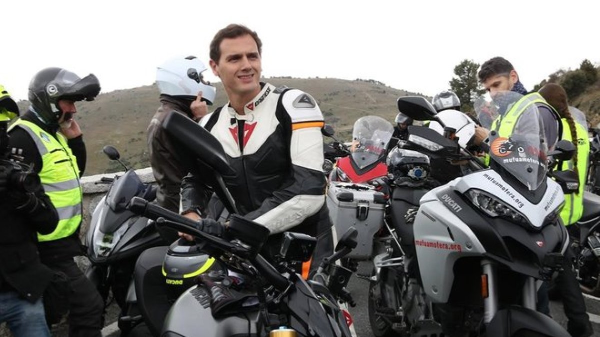 Albert Rivera se prepara para subir a una moto, en el mirador de Ángel Nieto.