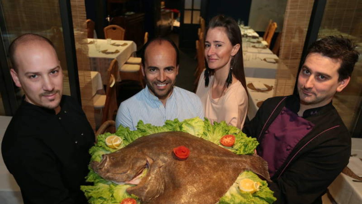 José Suevo, Belén Alas y los cocineros del Zuloaga con el gran rodaballo, un ejemplar de 10 kilos, poderoso y de exquisito sabor, que será degustado en el restaurante leonés a gusto de los comensales