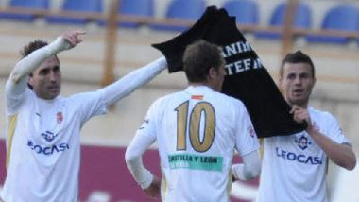 Los jugadores de la Cultural Rubén García, Iván Mateo y Santi Santos festejan el primer gol de la Cu
