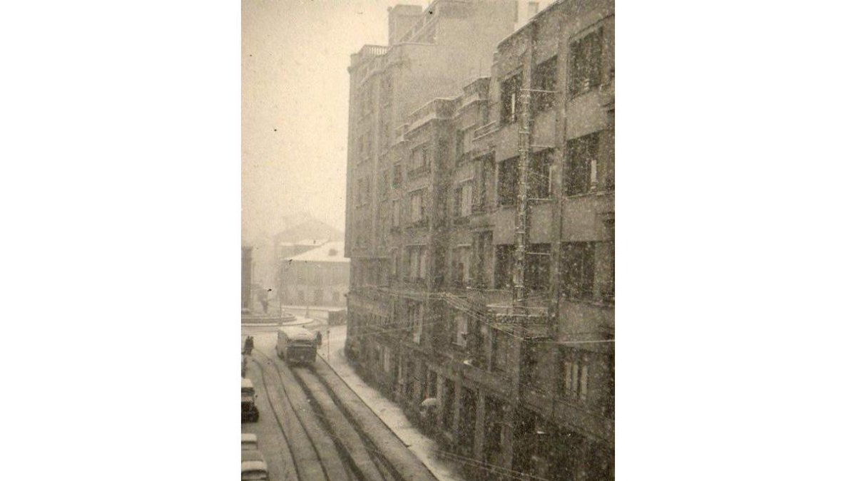 A la izquierda, la avenida de La Puebla (que entonces se llamaba de José Antonio) en un día invernal en la década de los cincuenta, con la plaza de Julio Lazúrtegui al fondo. Abajo, vista de la avenida desde la plaza de Lazúrtegui, en la década posterior,