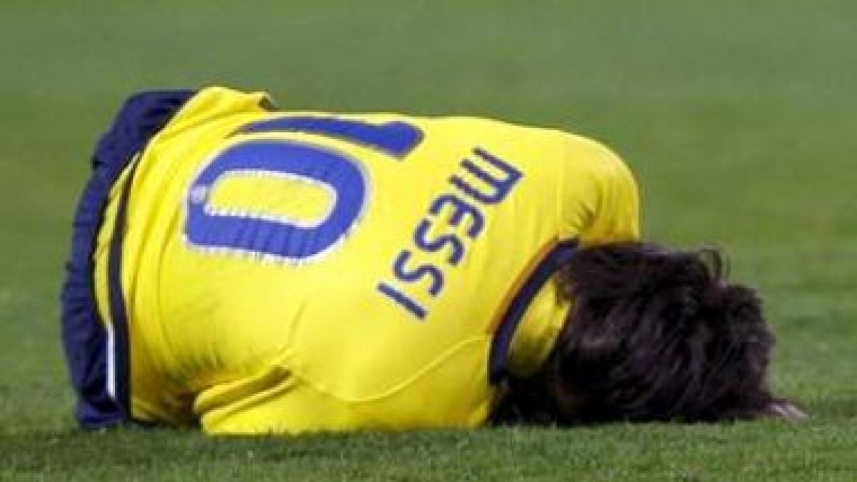 Messi, en el suelo durante el partido del Barça ante el Atlético