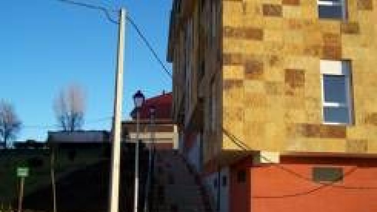 El edificio está situado entre las calles Zamora y Polideportivo, de La Virgen del Camino