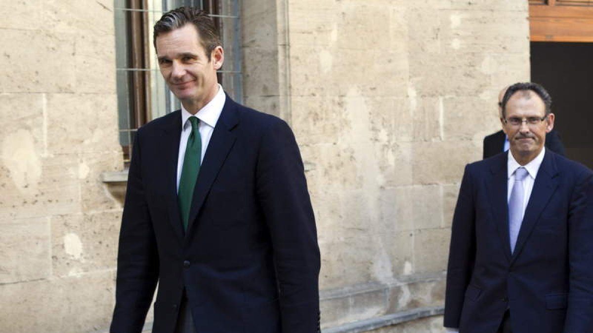 El exduque junto con su abogado, Mario Pascual Vives. MONTSERRAT T. DÍEZ
