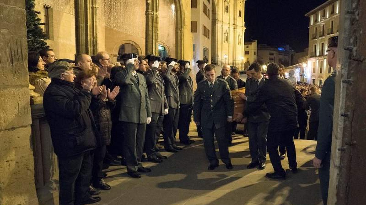 Llegada de los féretros de los guardias civiles asesinados a la capilla ardiente. ANTONIO GARCÍA