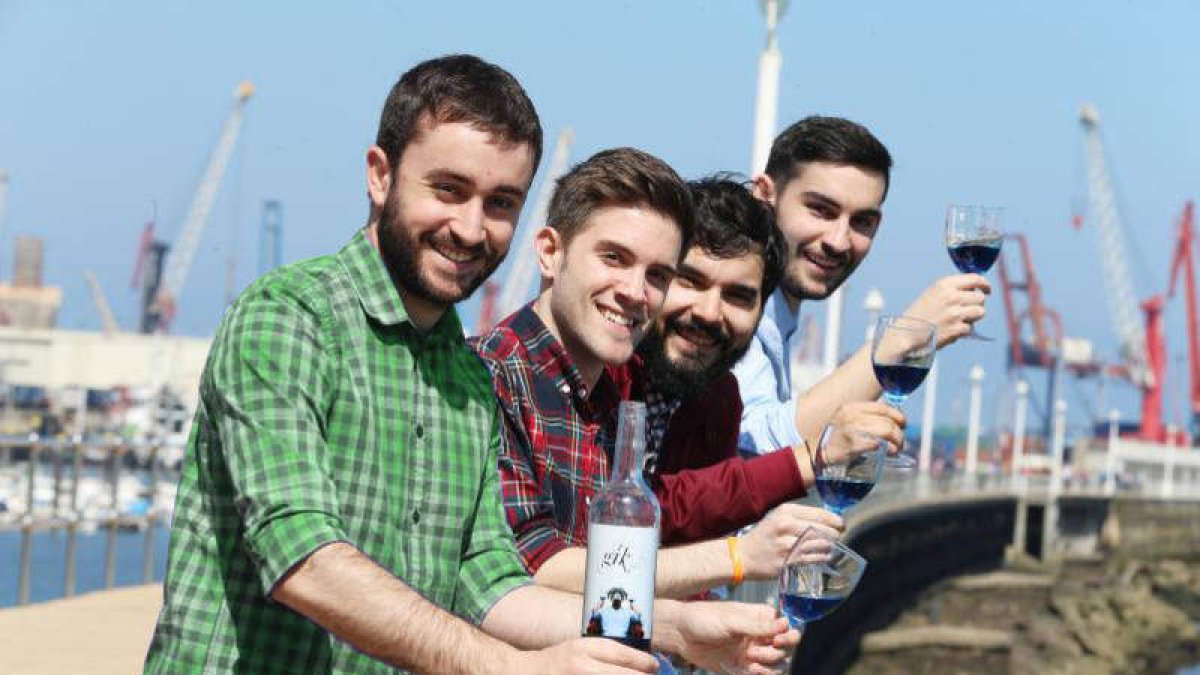 Gïk-Blue, el vino azul apto para todos los paladares creado con uva del Bierzo por cuatro jóvenes innovadores. Gorka, Aritz, Imanol y Taig brindan con su vino.