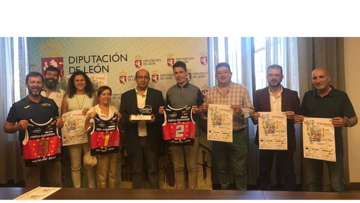 Organizadores y representantes federativos e institucionales en la presentación de la Xamascada. DL