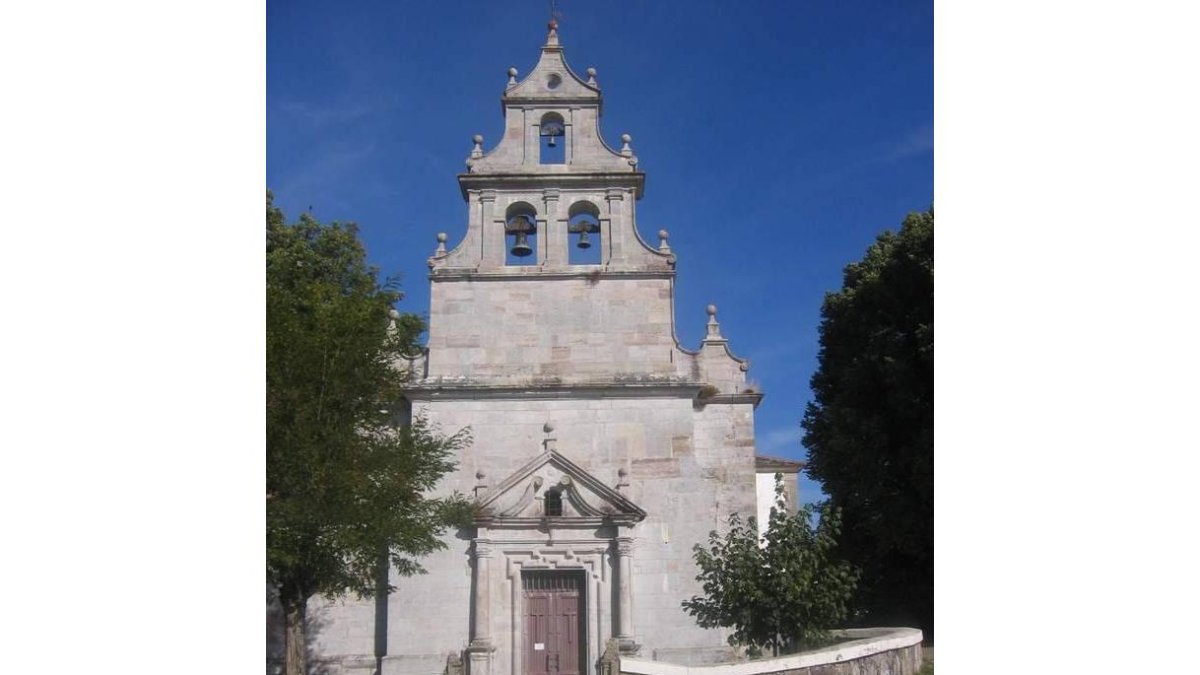 Fachada de la ermita de Carrasconte, que marca el límite entre Laciana y Babia.