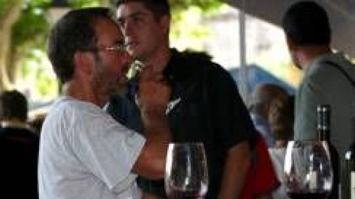 La imagen muestra a los participantes en la muestra vinícola, gastronómica y artesana
