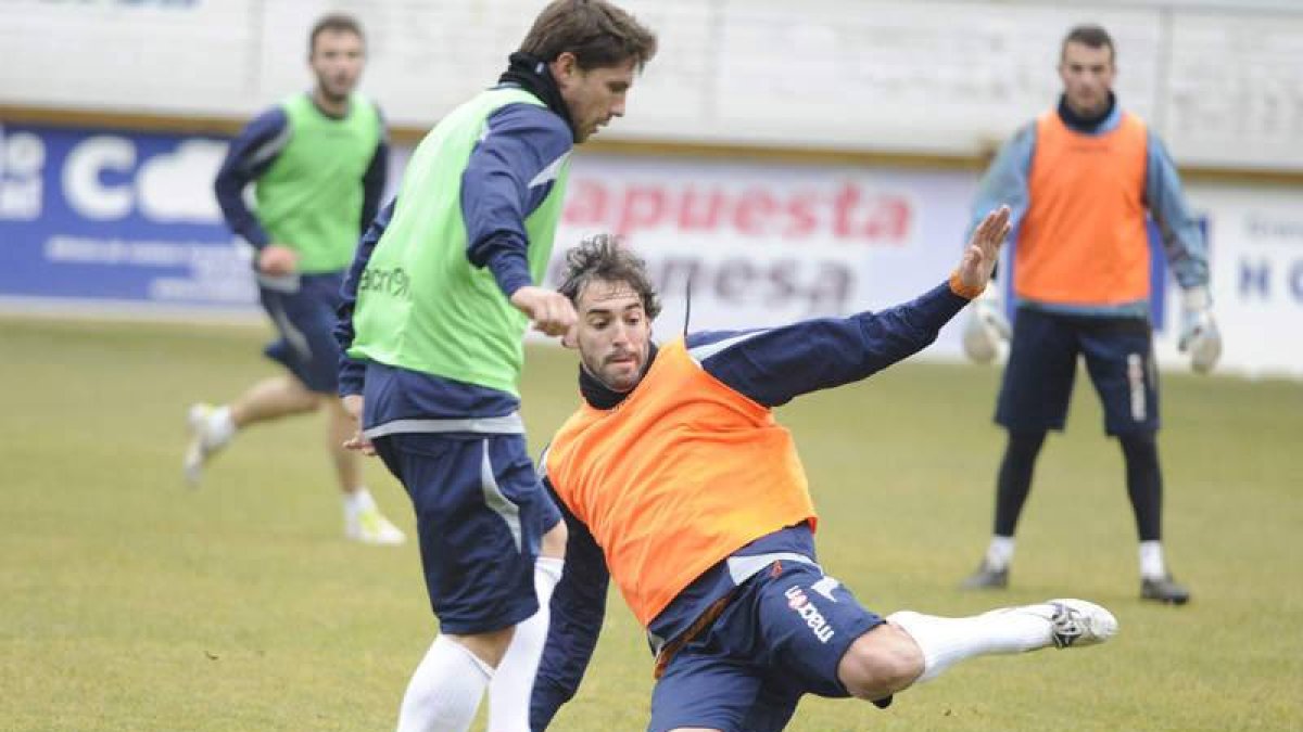 La plantilla de la Cultural prepara el partido del domingo frente al Burgos Promesas 2000.