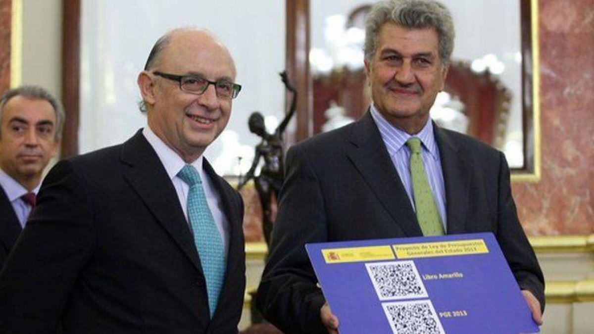 El ministro de Hacienda, Cristobal Montoro, ha presentado en el Congreso de los Diputados los presupuestos del Estado al Presidente del Congreso, Jesus Posadas.