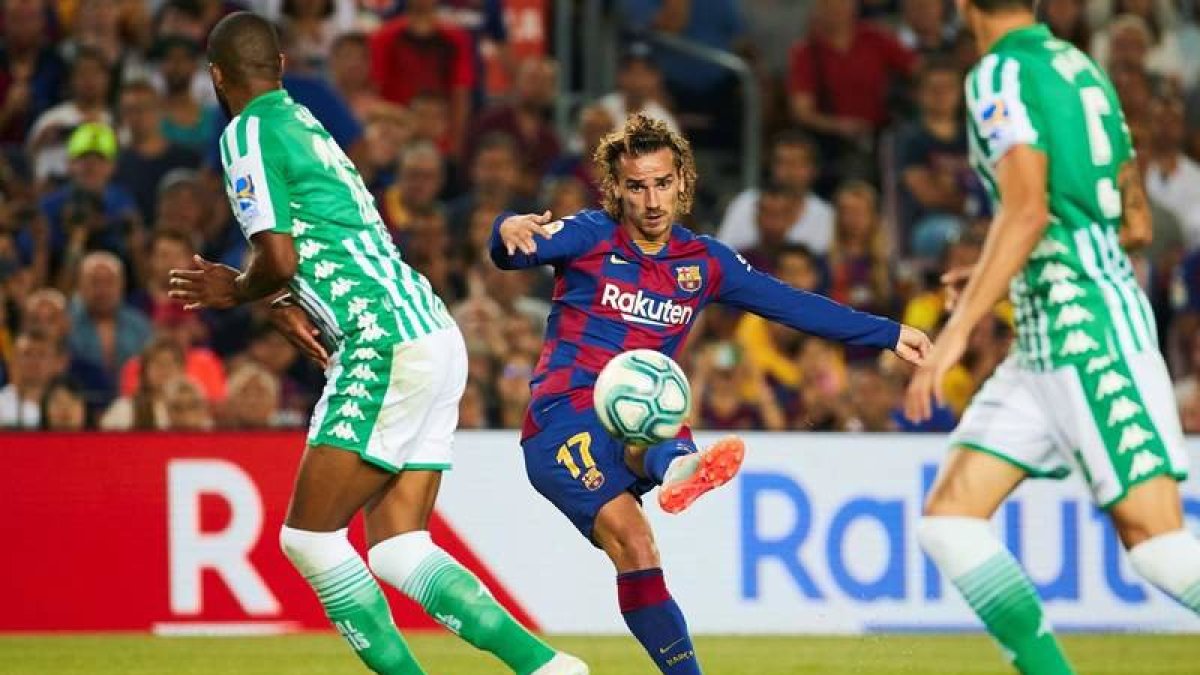 Griezmann firmó los dos primeros goles en el triunfo del Barcelona frente al Betis. ALEJANDRO GARCÍA.