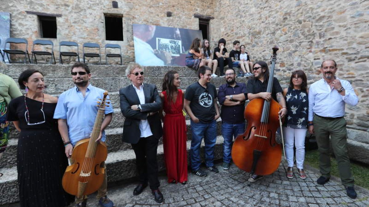 Los encargados de poner música y palabras al acto organizado por la ARMH. ANA F. BARREDO