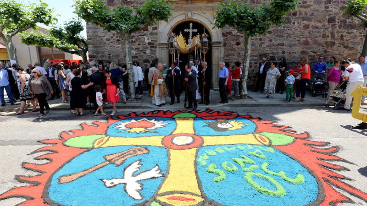 Una de las alfombras se colocará a la salida del templo parroquial de Villarejo de Órbigo. MARCIANO P.