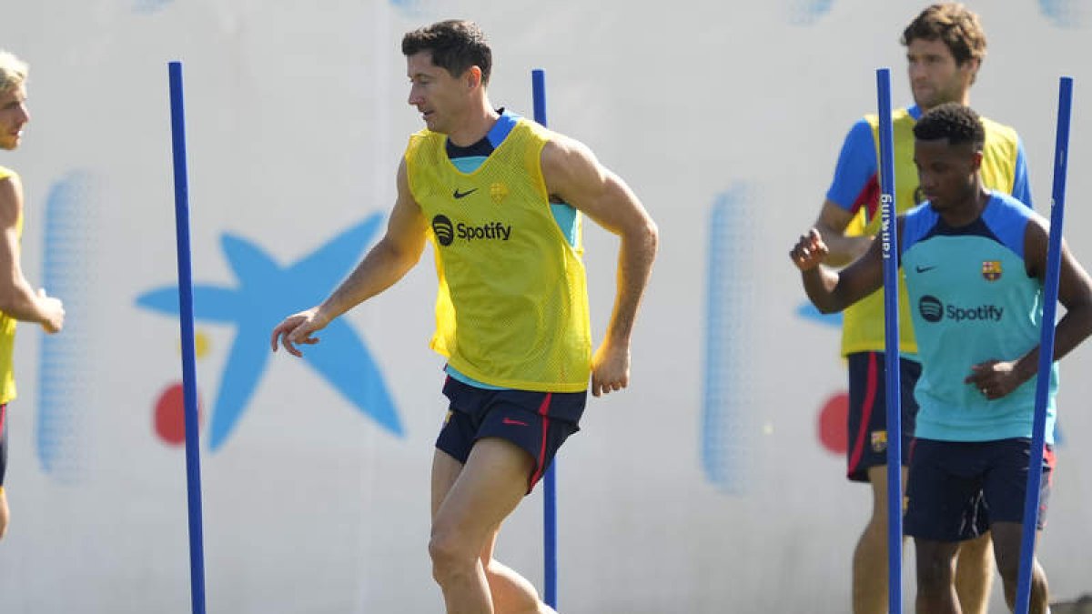 Lewandowski junto a Ansu Fati y Marcos Alonso en un entrenamiento. A. G.