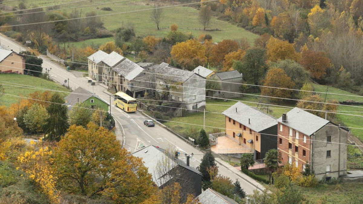La CL-631, aquí a su paso por Santa Cruz del Sil, es la actual conexión del Bierzo con Asturias. DE LA MATA