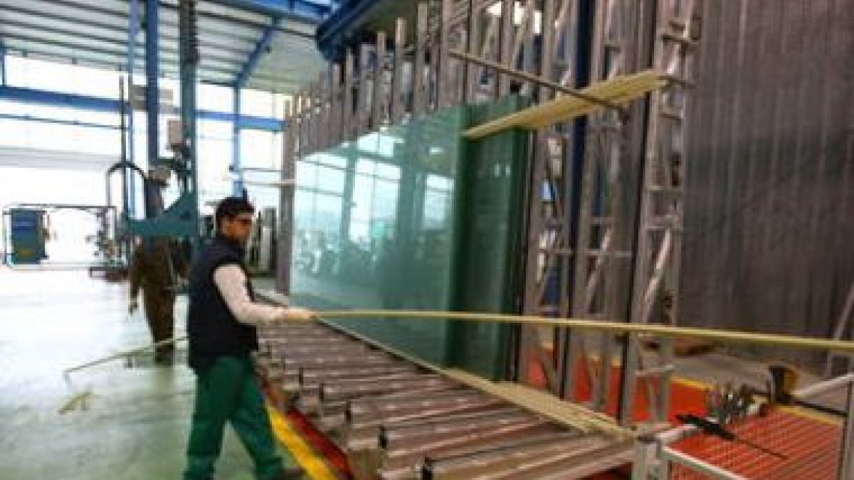 Trabajadores de Vitro Cristalglass en la factoría de La Rozada, en una imagen de archivo.