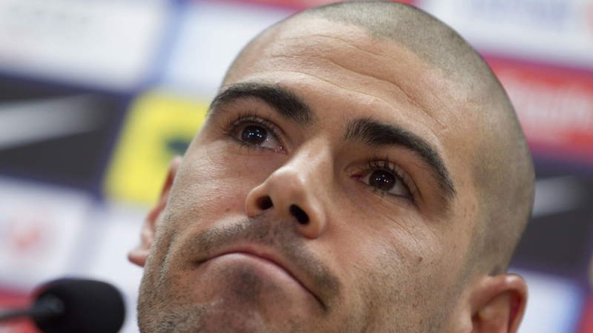 Víctor Valdés, durante la rueda de prensa que ha ofrecido tras el entrenamiento de ayer.