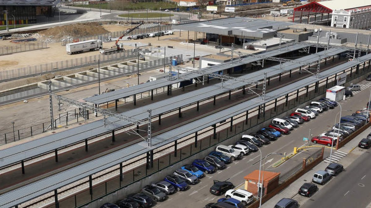 Vista cenital del soporte que protege la estación pasante, bajo el edificio de Adif y las vías en superficie. FERNANDO OTERO