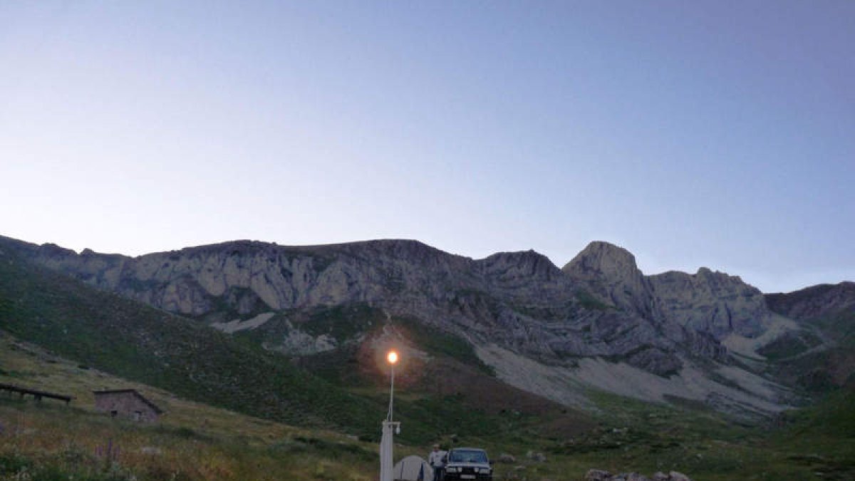 Instalación en la puesta de sol para observarlas mariposas nocturnas.