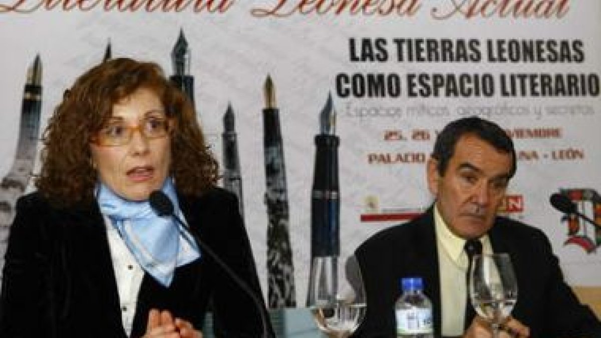 Susana Agustín y Nicolás Miñambres, ayer en la conferencia.