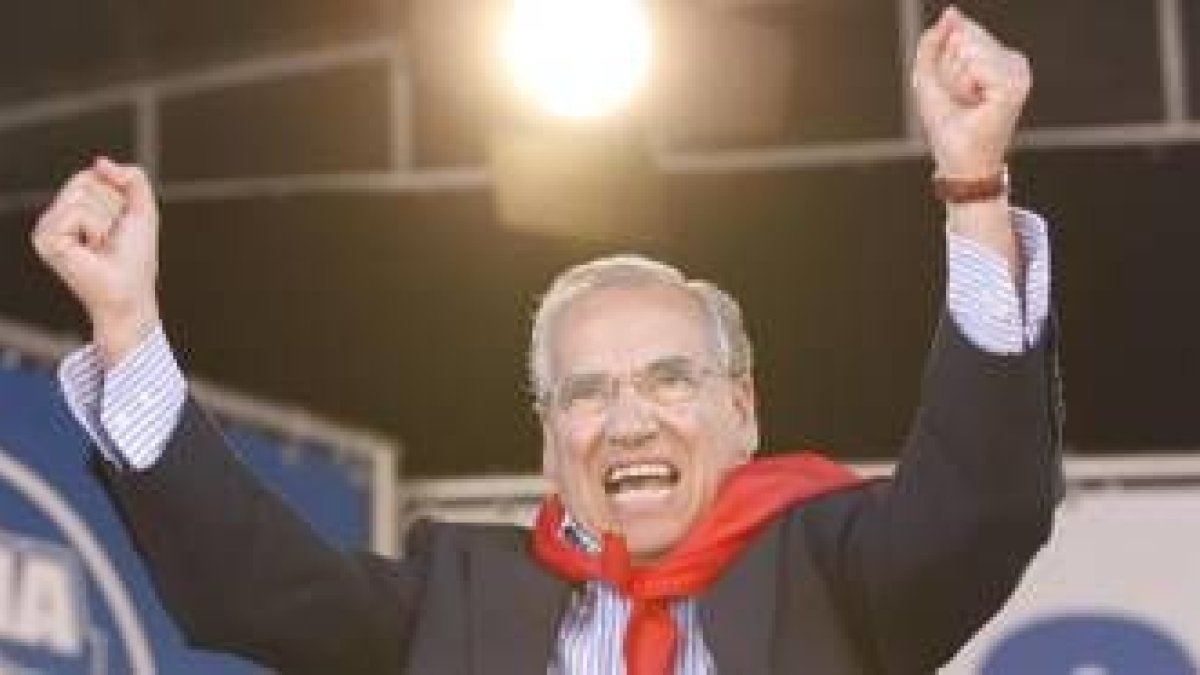 Alfonso Guerra saluda al gentío desde el escenario de los prados de Rodiezmo