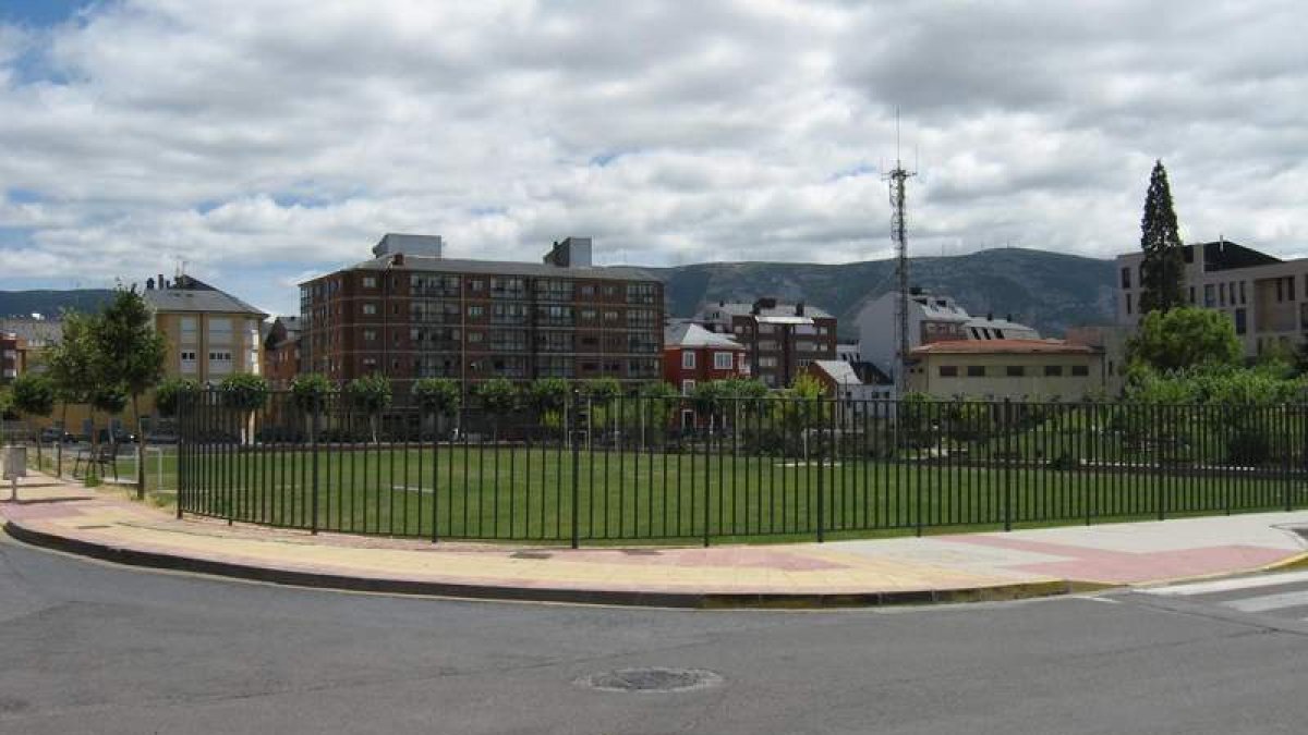 Terrenos del antiguo campo de Los Juncos donde la Junta levantará el nuevo ambulatorio.