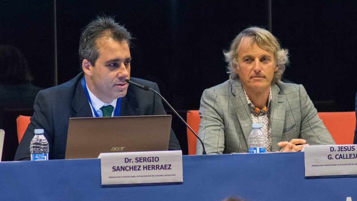 Sergio Sánchez y Jesús Calleja en una de las conferencias de la primera edición de las Jornadas. DL