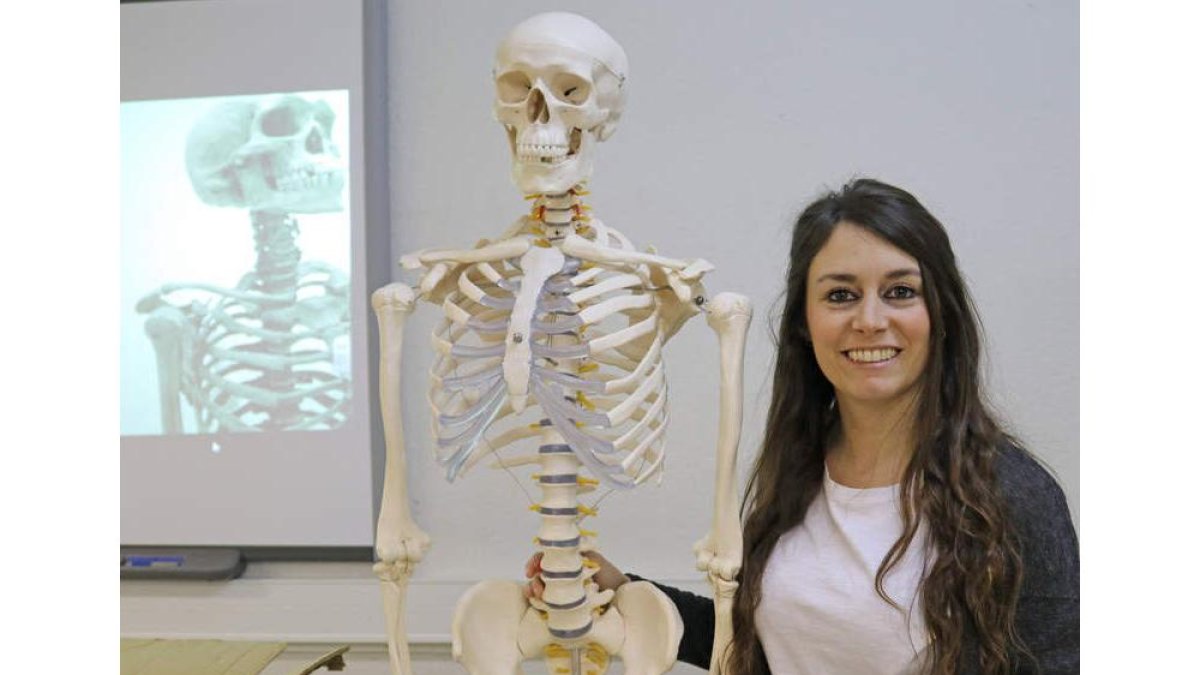 Laura Gutiérrez Mesa, ayer en el IES Fernando I de Valencia de Don Juan. J. REVILLA