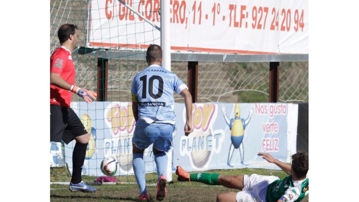 Bandera remata un balón entre dos defensores del equipo extremeño materializando el gol del empate.