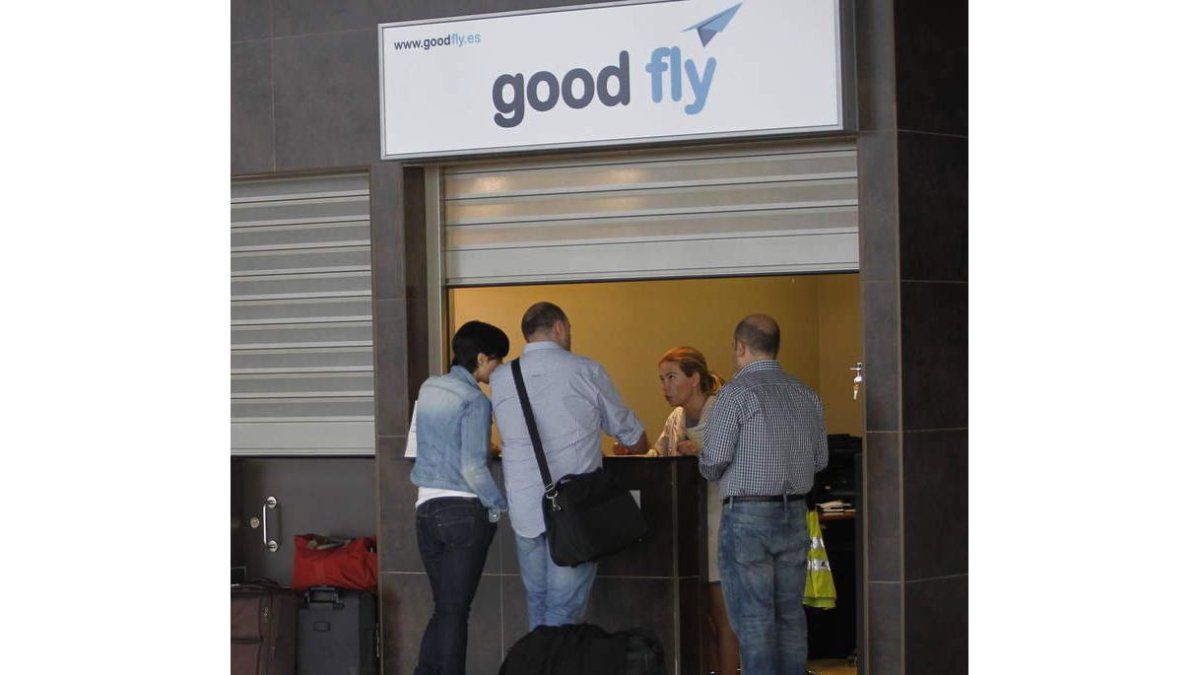 Pasajeros leoneses protestando en el mostrador de Good Fly.