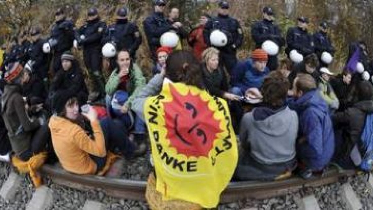Cientos de miles de personas se concentraron ayer para impedir la llegada del tren.
