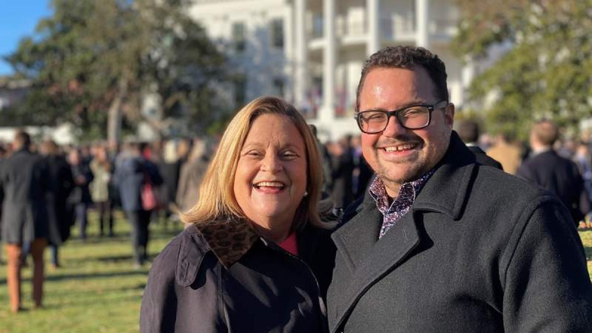 Ileana Ros-Lehtinen con su hijo trans Rodrigo Heng-Lehtinen. EFE