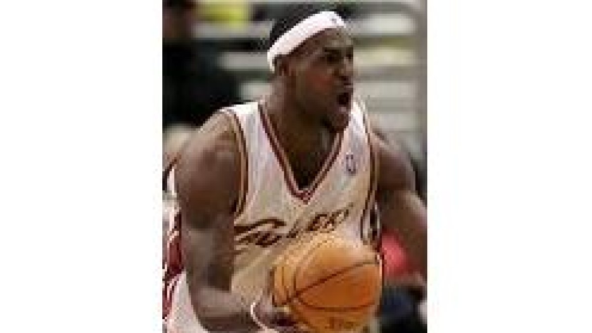 LeBron James arrastra una lesión en una rodilla