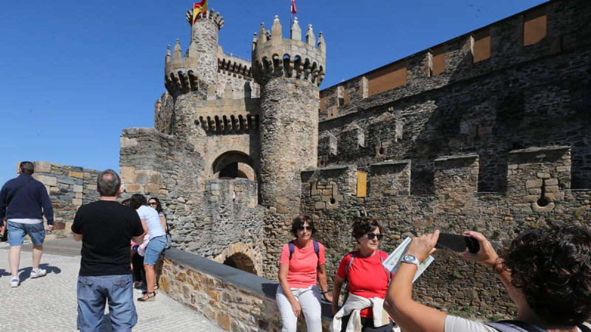 Turistas en el Castillo de los Templarios.