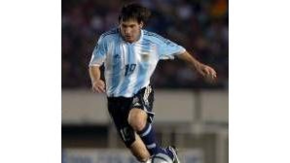 Leo se divierte jugando al fútbol. Nada le importa más que tener un balón