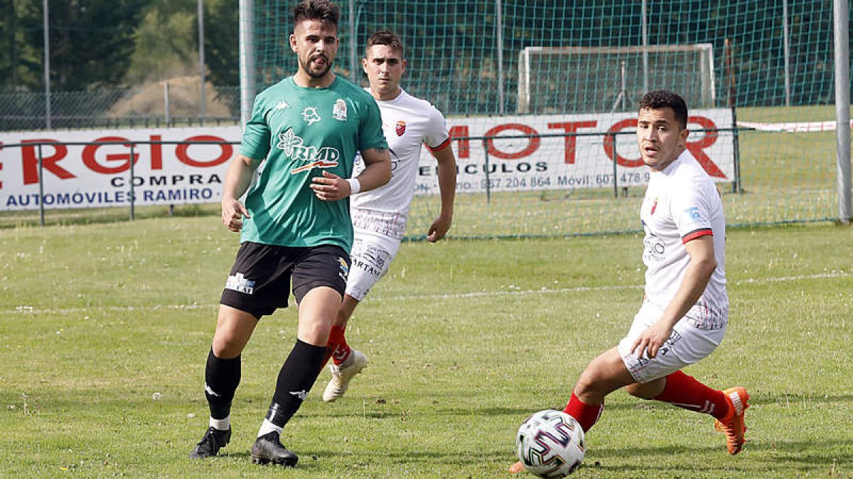 El equipo leonés deberá esperar todavía para saber si salva o no la categoría. MARCIANO PÉREZ