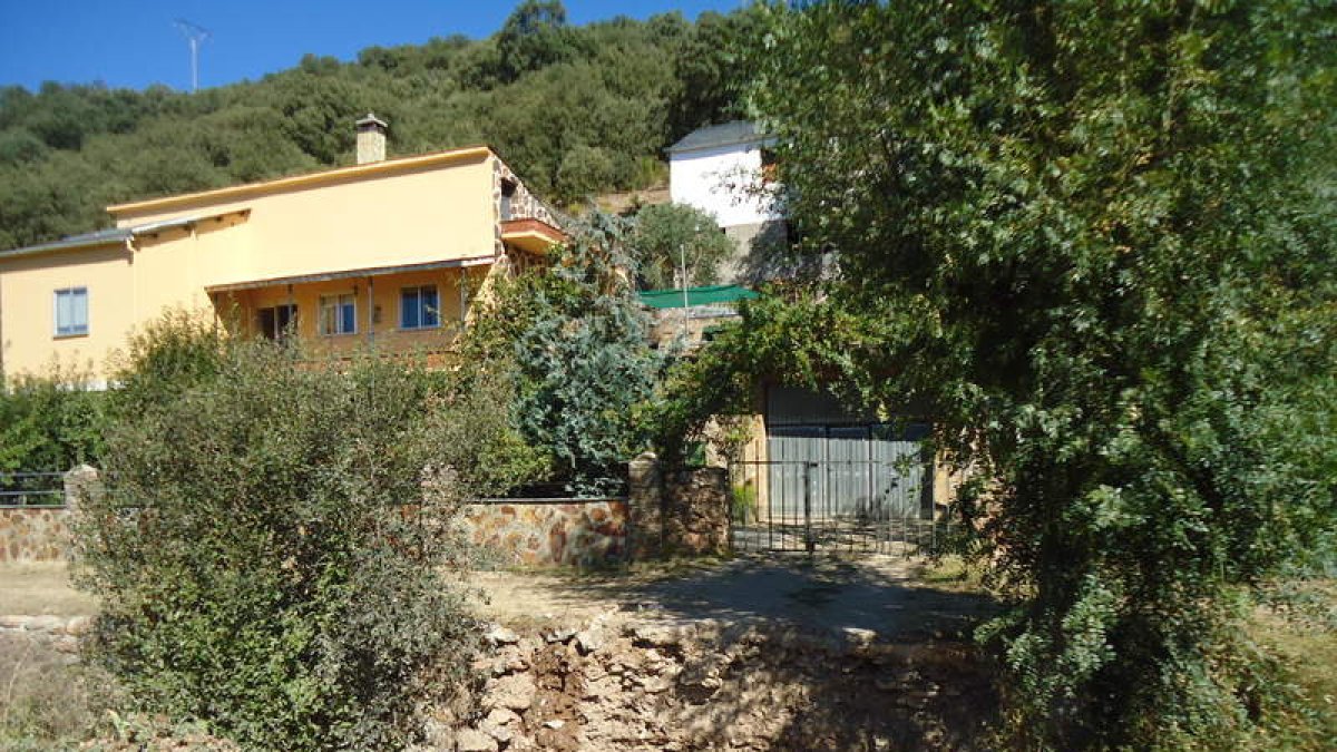 Estado en el que quedó la demolición de la pasarela que conducía a la casa de la edil.