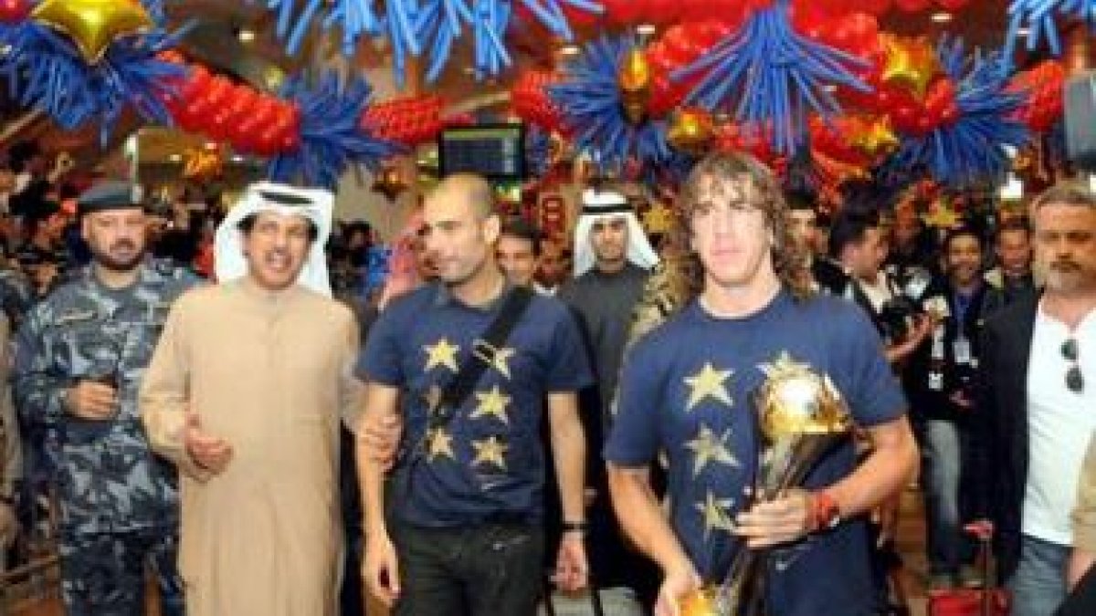 Puyol y Guardiola fueron recibidos por el presidente del Kazma Sporting Club, Asaad Al Banwan.