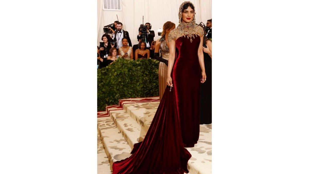 Rihanna, vestida de Maison Margiela Artisanal. En el centro, Priyanka Chopra y a la derecha, Sarah Jessica Parker, de Dolce & Gabbana.