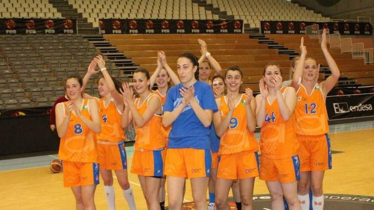Las jugadoras leonesas festejaron al final su victoria sobre el Alcobendas