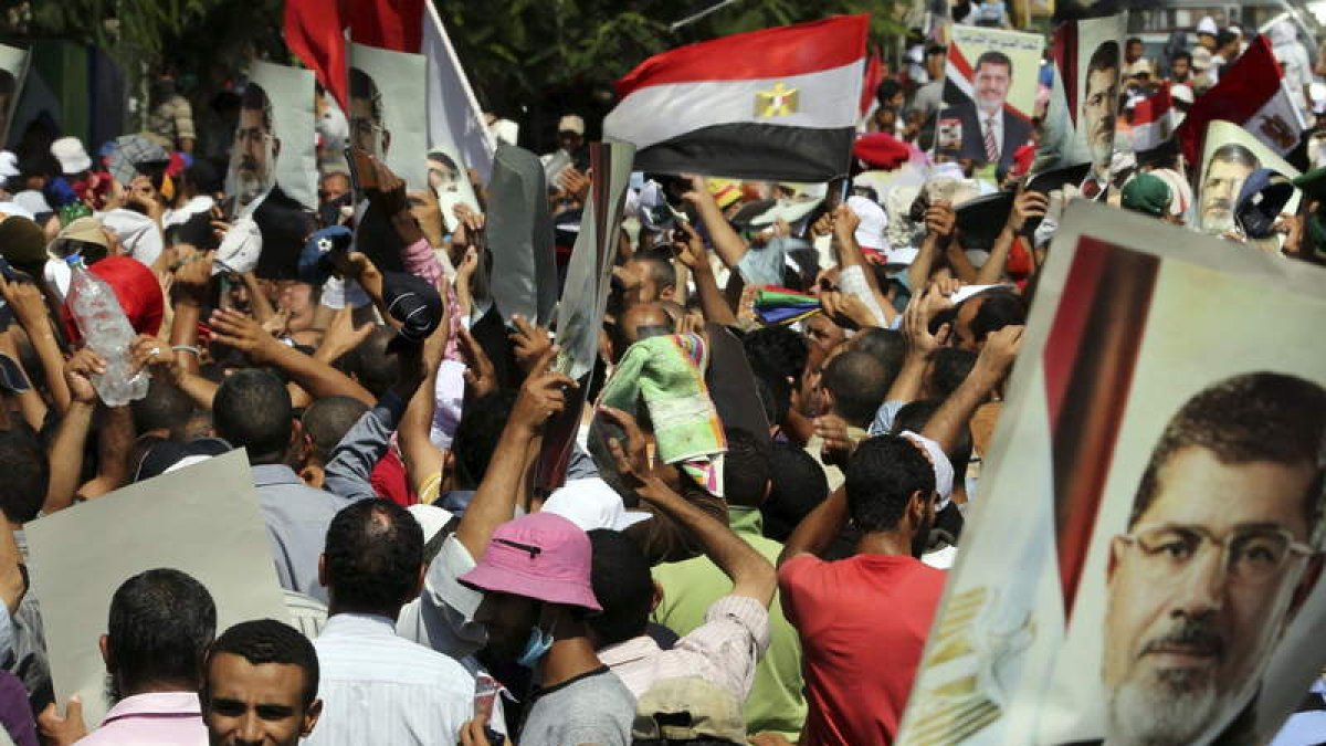 Enfrentamiento entre detractores y partidarios de Mohamed Mursi.