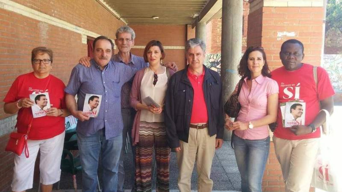 Flórez y Palomo ayer en Armunia con Travesí y vecinos. DL