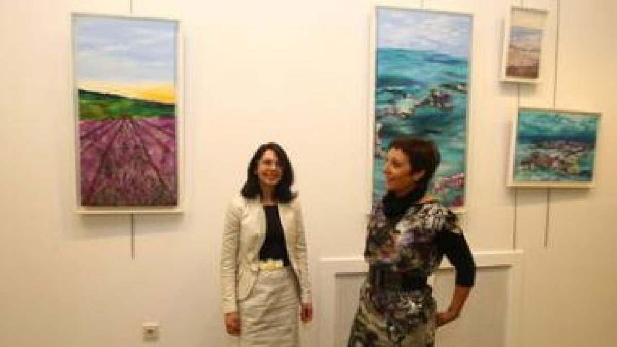 La pintora Ana Brianes y Teresa Rodríguez, ayer en la Casa de la Cultura.