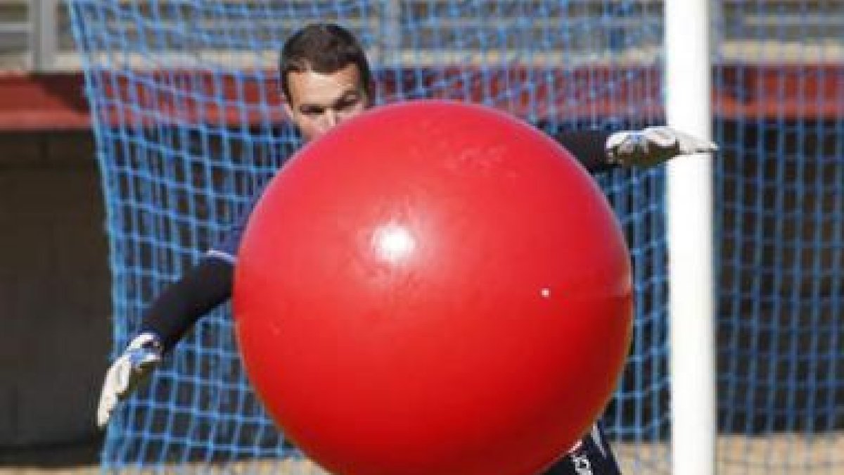 Diego Calzado entrena con balones aeróbicos para mejorar sus reflejos, habilidad y fuerza.