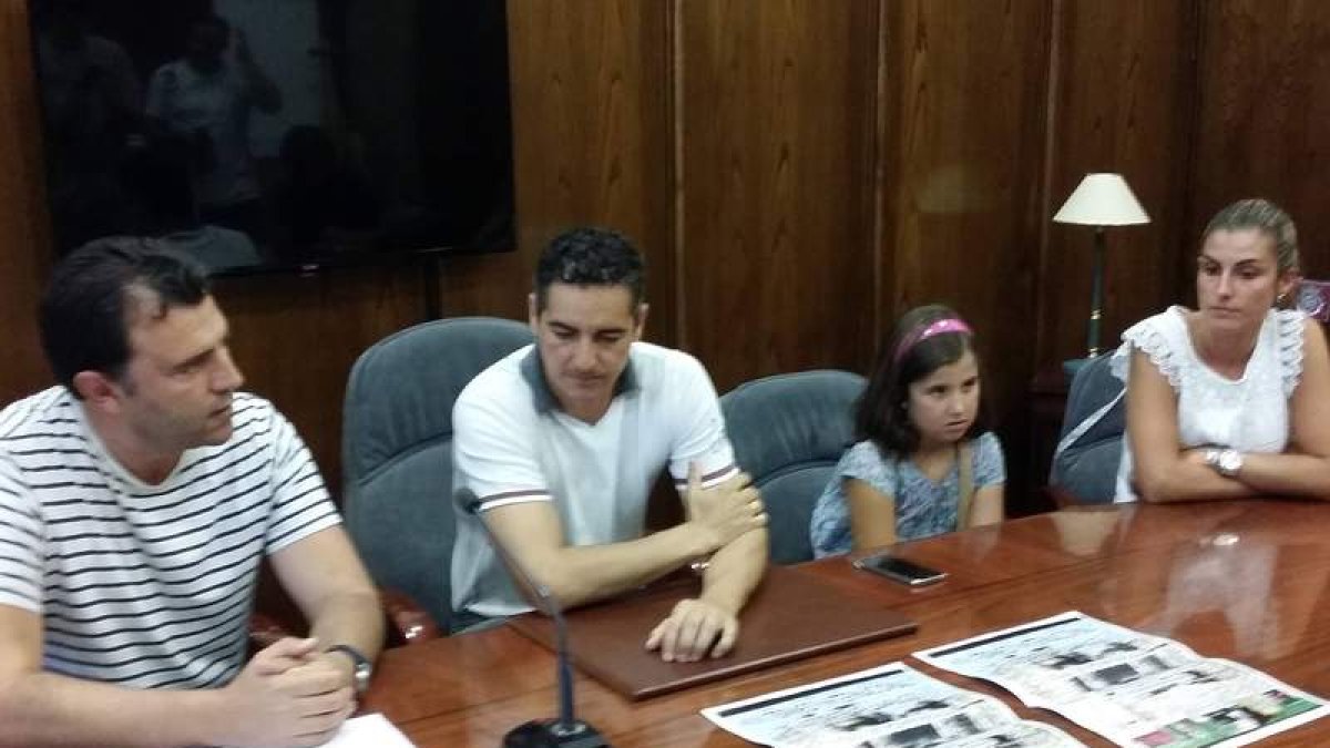 José Sande, acompañado por Roberto Mendo en la presentación.