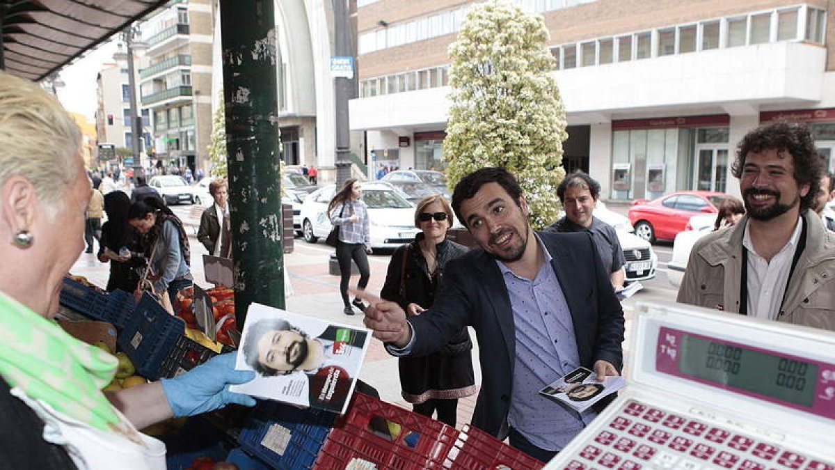 Garzón y Sarrión, ayer, repartiendo propaganda en Valladolid.