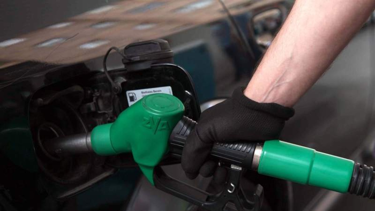 Suministro de cumbustible. ARCHIVO